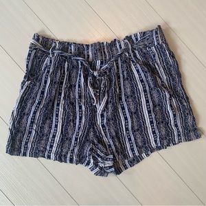 Women’s Blue and White Pattern Shorts XL